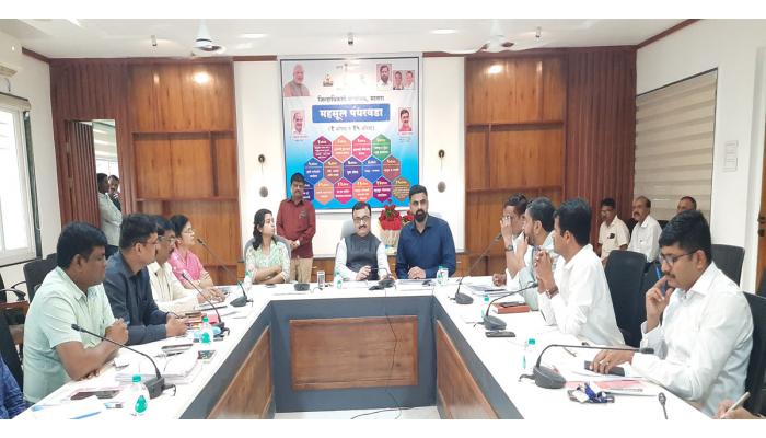 मतदान केंद्र  बदलांबाबतची माहिती मतदारांपर्यंत पोहचवा :  मतदार यादी निरीक्षक चंद्रकांत पुलकुंडवार