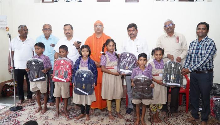 श्रीरामकृष्ण सेवा मंडळातर्फे शालेय साहित्य वाटप