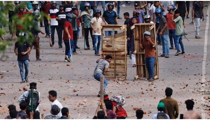 बांगलादेशात आंदोलकांना बेकायदेशीर शस्त्रे ७ दिवसांत जमा करण्याचे अंतरिम सरकारने दिले आदेश