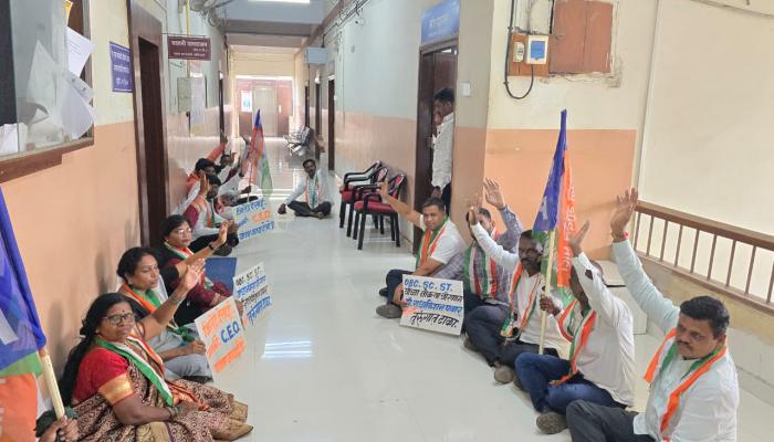 बहुजन मुक्ती पार्टीचे जिल्हा परिषदेत ठिय्या आंदोलन