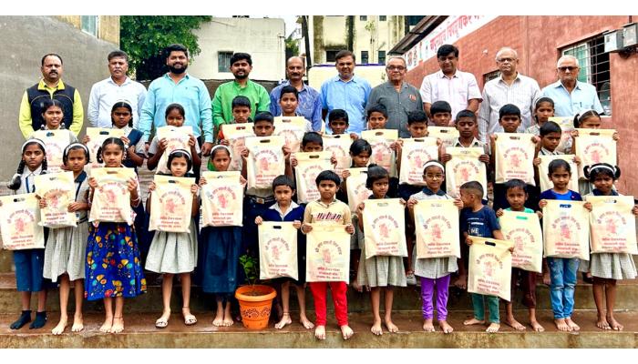 श्री मंगल मारुती मित्र मंडळतर्फे100 हुन अधिक विद्यार्थ्यांना शालेय साहित्याचे वाटप
