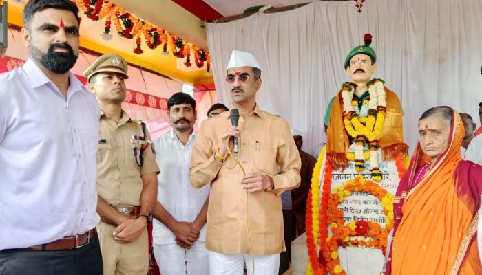 शहिद जवान गजानन मोरे यांना पुष्पचक्र अर्पण करुन पालकमंत्री शंभूराज देसाई यांनी केले अभिवादन