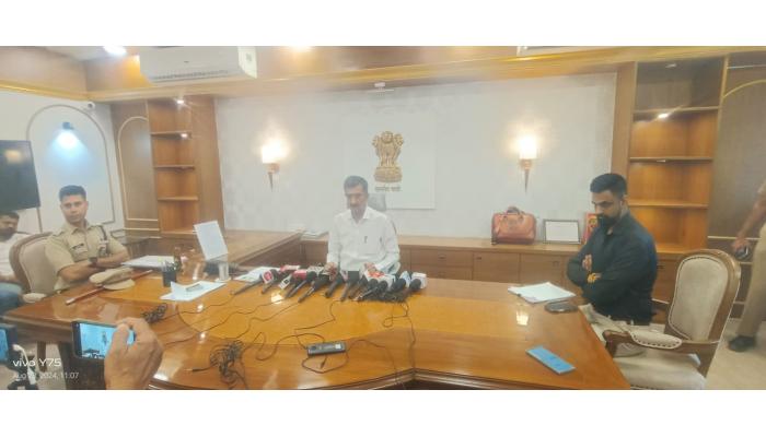 छत्रपती शिवरायांच्या पुतळ्याचे विरोधकांनी राजकारण करू नये.