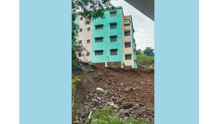 साताऱ्यात अपार्टमेंटची भिंत कोसळून वाहनांचे नुकसान