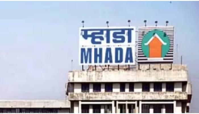 देवेंद्र फडणवीस यांनी म्हाडाच्या घरांच्या किमतींत घट करत असल्याची केली घोषणा