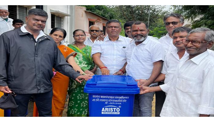 संभाजीनगर येथे धार्मिक, शैक्षणिक स्थळांसाठी डस्टबिनचे वाटप