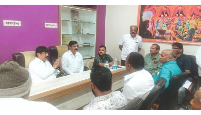 खासदारांसमोर वाठार ग्रामस्थांनी रेल्वे समस्यांचा वाचला पाढा