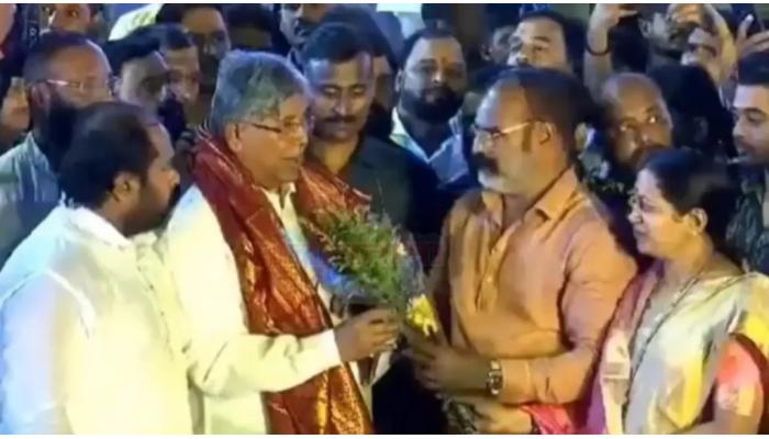 कुख्यात गुंड गजानन मारणे याने दहीहंडी कार्यक्रमात मंत्री चंद्रकांत पाटील यांचा केला सत्कार
