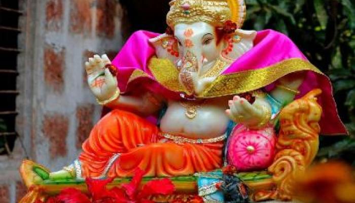 गणपती बाप्पासाठी घडवलेले दागिनेच चोरण्यात आल्याची धक्कादायक घटना कल्याणजवळ घडली