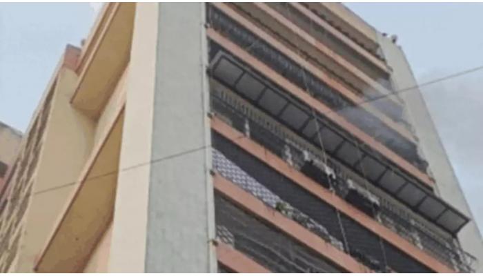 लोखंडवाला परिसरातील इमारतीला भीषण आग