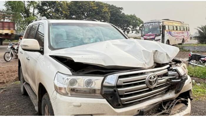 राष्ट्रवादीचे मंत्री धनंजय मुंडेंच्या पत्नीच्या कारचा भीषण अपघात