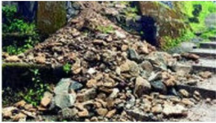 सज्जनगडावरील तटबंदीचा आणखी एक भाग ढासळला