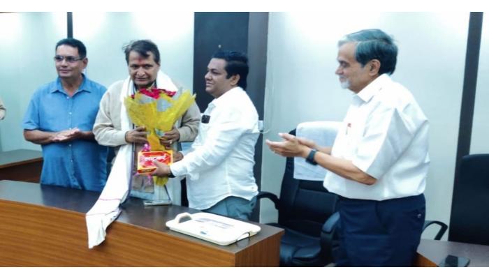 खा. सुरेश प्रभू यांची जनता सहकारी बँक सातारास सदिच्छा भेट