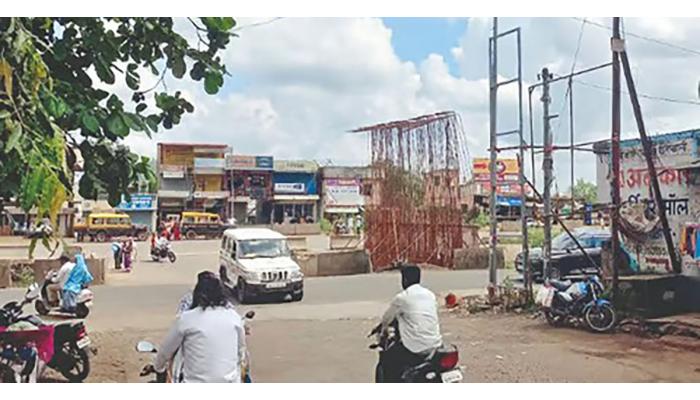 पुणे-बेंगलोर महामार्गावरील उड्डाणपुलाचे काम कंपनीच्या आडमुठेपणामुळे ठप्प