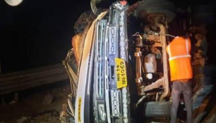 मुंबई-पुणे महामार्गावर भीषण अपघात