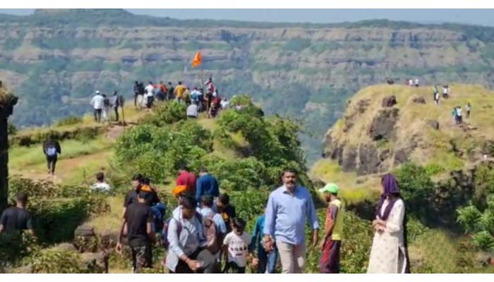 वासोटा किल्ल्यावर पर्यटकांची मांदियाळी