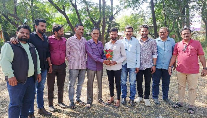 पत्रकार पलाश जवळकर यांचा पत्रकारांनी केला सन्मान