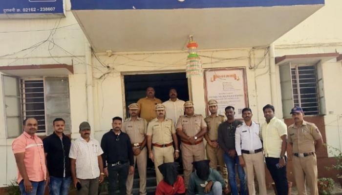 प्रवाशांना लुटणारे दोन जण बारा तासांच्या आत जेरबंद