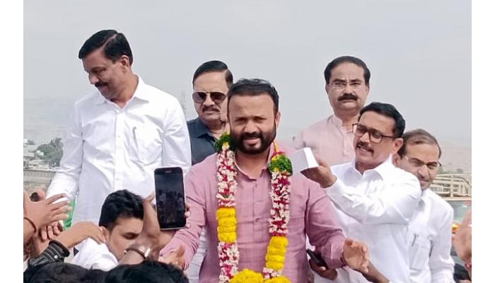 ग्रामविकास मंत्री जयकुमार गोरे यांचे जिल्ह्याच्या सीमेवर जल्लोषात भव्य स्वागत