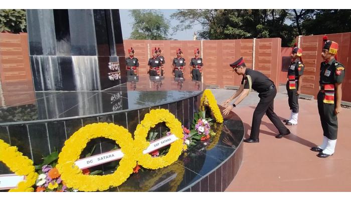 लेफ्टनंट जनरल श्रींजय प्रताप सिंग यांचेकडून अमर जवान स्मृतीस्तंभावर अभिवादन