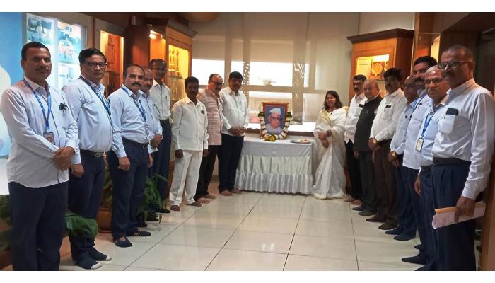 जिल्हा बँकेत थोर स्वातंत्र्य सेनानी आबासाहेब वीर यांची पुण्यतिथी संपन्न !