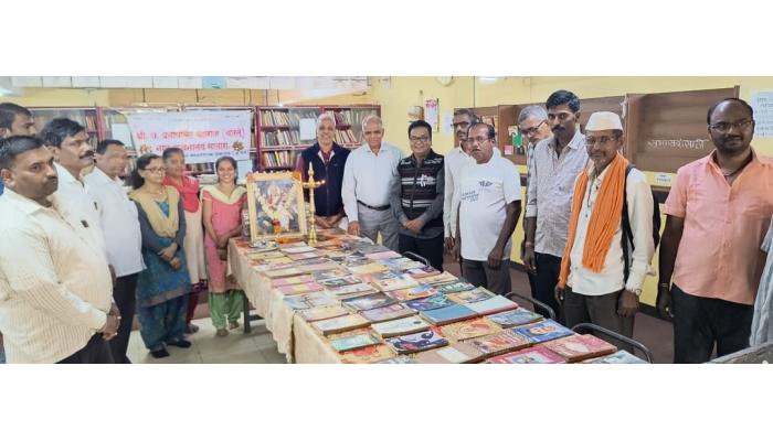 नगरवाचनालयात चरित्रविषयक ग्रंथप्रदर्शन सुरू !