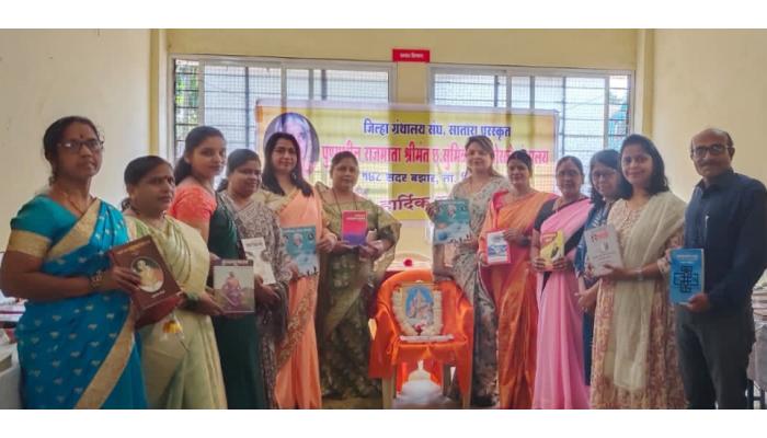 सातारा सदर बाजार परिसरात वाचन संकल्प महाराष्ट्राच्या उपक्रमाला वाचकांची पसंती