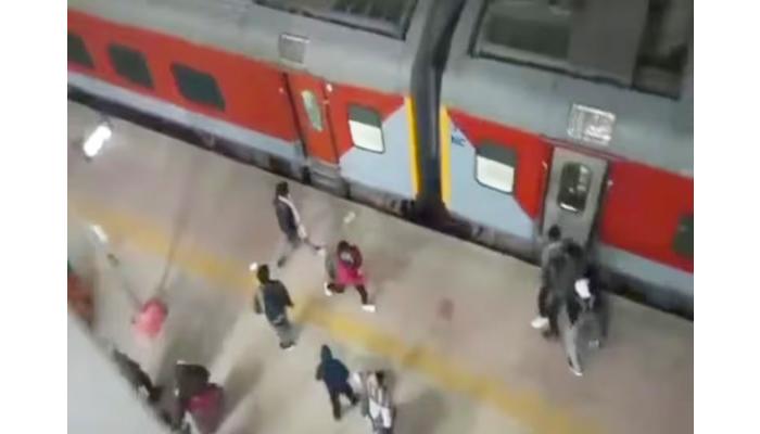 झाशीमध्ये प्रयागराजला जाणाऱ्या रेल्वेवर दगडफेक