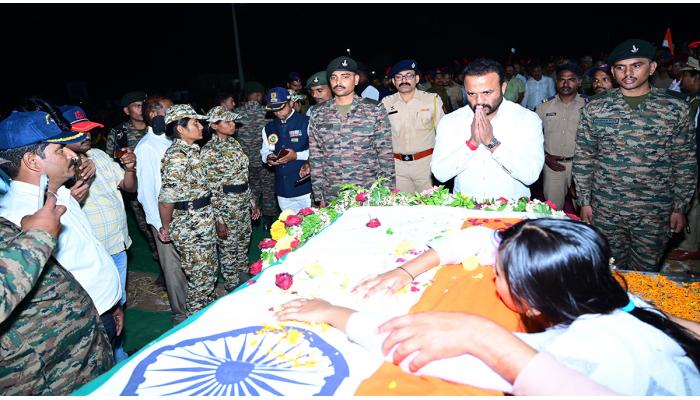 शहीद जवान चंद्रकांत काळे यांच्या पार्थिवावर वडूज येथे शासकीय इतमामात अंत्यसंस्कार