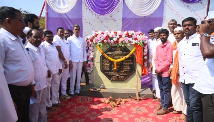 जळव ते बामणेवाडी रस्ता कामाचे पालकमंत्री शंभूराज देसाई यांच्या हस्ते भूमिपूजन