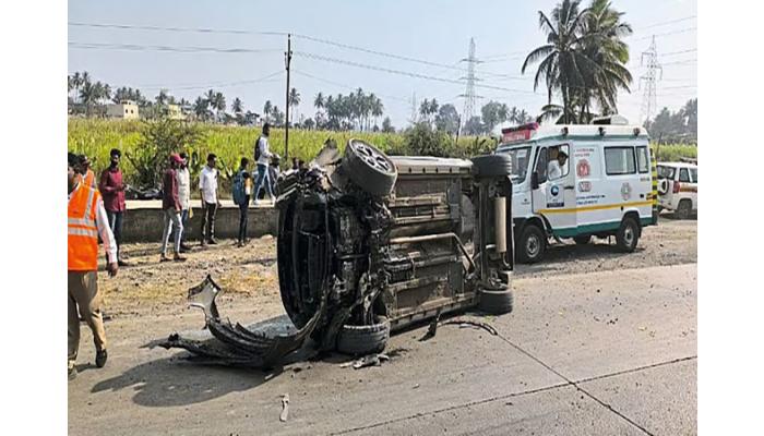 खोडशीतील अपघातात कारचालकासह महिला किरकोळ जखमी