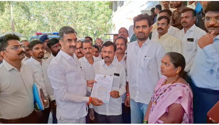 माहुलीच्या महिला सरपंचांचे जिल्हाधिकारी कार्यालयावर धरणे आंदोलन