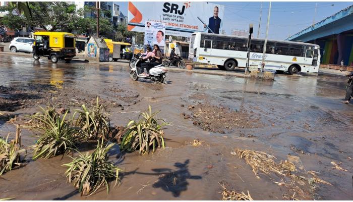 बॉम्बे रेस्टॉरंट चौकात गॅस पाईपलाईन टाकताना फुटली जलवाहिनी