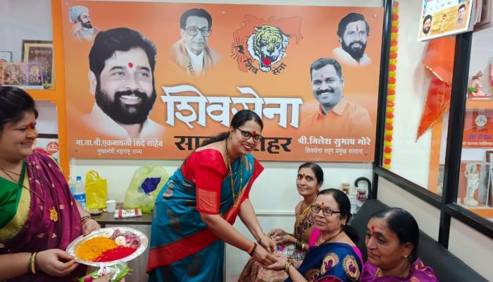 शिवसेना शहर कार्यालयात महिलांनी लुटले वाण