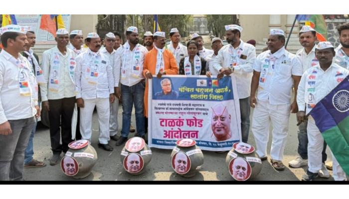 वंचित बहुजन आघाडीचे सातारा जिल्हाधिकारी कार्यालयासमोर टाळकं फोड आंदोलन संपन्न