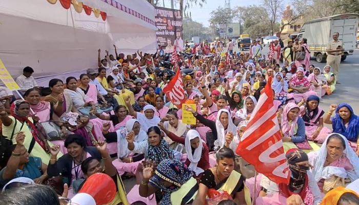 अंगणवाडी सेविकांचा जिल्हाधिकारी कार्यालयावर मोर्चा