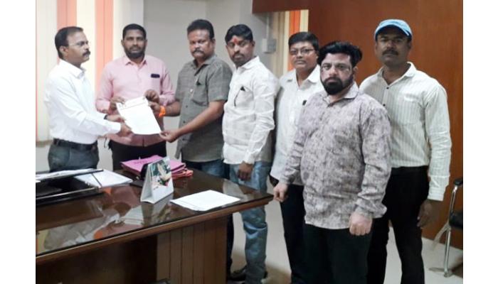 शिवसैनिकांनी वाचला परिवहन अधिकार्यांकडे तक्रारींचा पाढा