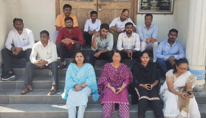 महाराष्ट्रतील बार्टी आधिनस्त कंत्राटी कर्मचार्यांचे वेतनवाढीसाठी आंदोलन