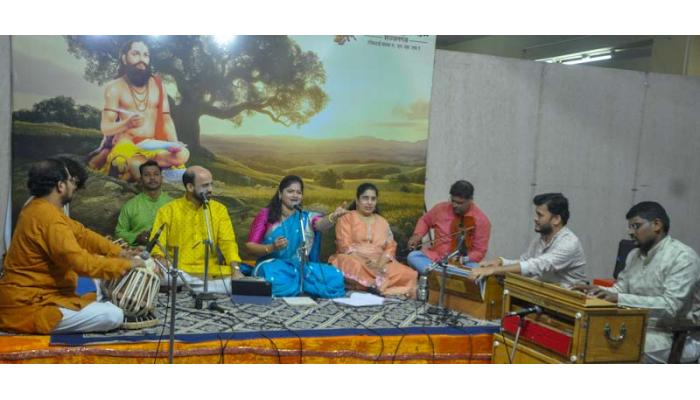 रामगीतांनी सज्जनगडची संध्याकाळ मोहरली