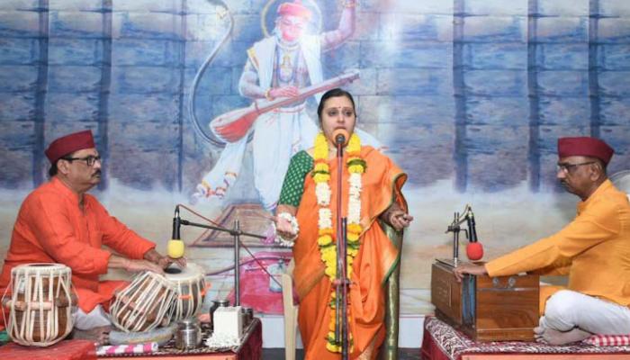 कीर्तनकार ह.भ.प.दीपाताई भंडारे यांच्या सुश्राव्य रामदासी कीर्तनास सातारकर श्रोत्यांचा उस्फूर्त प्रतिसाद
