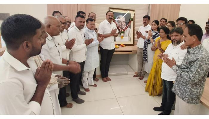 मा. खा. लक्ष्मणराव पाटील यांची साताऱ्यात राष्ट्रवादी कार्यालयात जयंती साजरी....