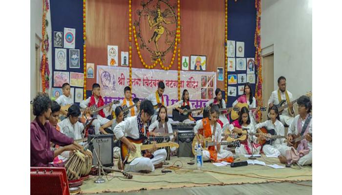 नादश्रुती या कार्यक्रमातून विविध वाद्यांनी झंकारले मधुर स्वर