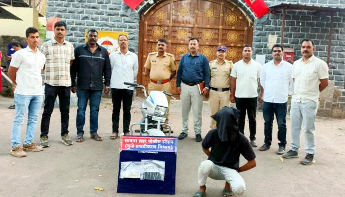 बांधकामावरुन सेट्रिंगच्या प्लेटा चोरी केल्याप्रकरणी एकास अटक