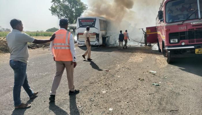 आनेवाडी टोल नाका परिसरात लक्झरी बसला भीषण आग
