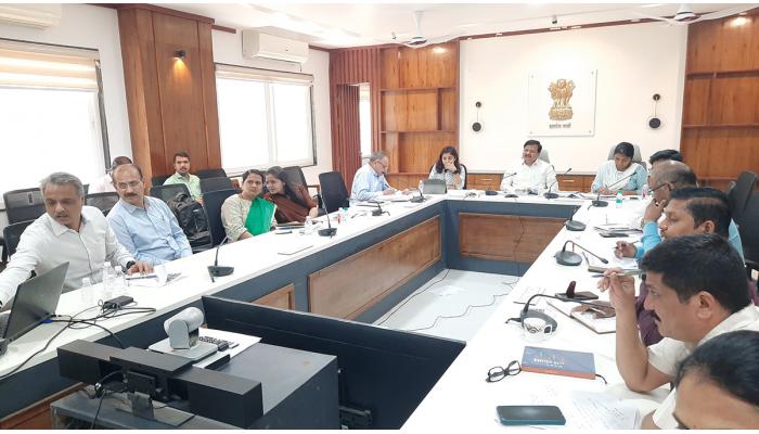 कांदाटी खोऱ्यातील प्रलंबित विकास कामे गतीने पूर्ण करावीत : जिल्हाधिकारी संतोष पाटील