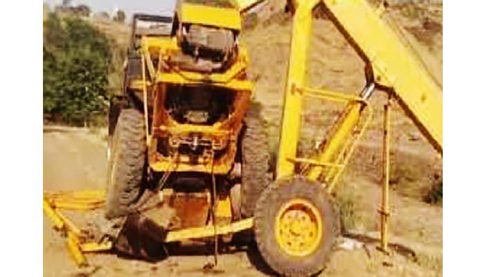 वर्धनगड घाटातून दोनशे फूट खाली क्रेन कोसळली; ऑपरेटर गंभीर