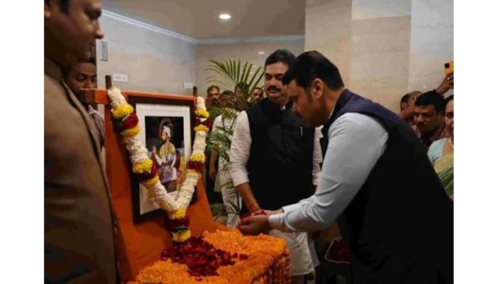छत्रपती संभाजी महाराजांना मुख्यमंत्री देवेंद्र फडणवीस यांचे विधानभवनात अभिवादन