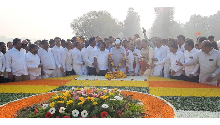 स्व.यशवंतराव चव्हाण यांच्या जयंतीनिमित्त उपमुख्यमंत्री अजित पवार यांनी केले समाधी स्थळी अभिवादन