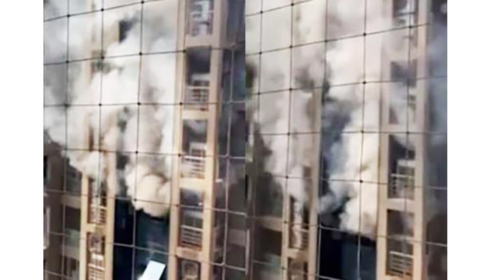 गुजरातमधील राजकोटमध्ये इमारतीला भीषण आग