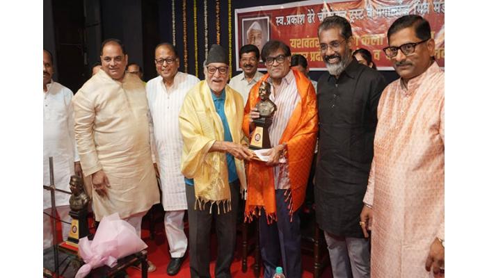 ज्येष्ठ अभिनेते अशोक सराफ यांना 'कला जीवनगौरव पुरस्कार' प्रदान